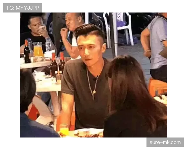 潘展乐训练完直接拎着爱马仕去吃路边摊？