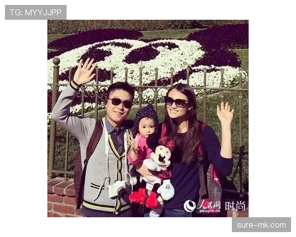 李小鹏晒家居照，那沙发比我年终奖还豪，隔着屏幕就被打懵