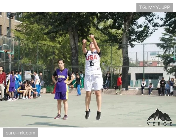 篮球比赛中球卡篮筐规则的具体判罚与球权归属解析